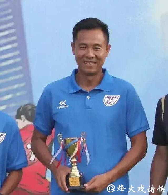 原南京部队足球队当家前锋，曾获得甲级联赛和足协杯金靴，黄德兴